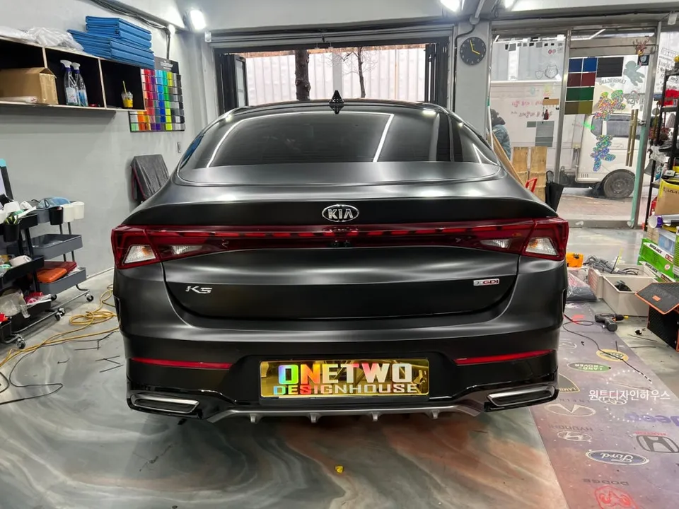 Kia K5のカーラッピング事例|サテンブラックの質感変化 施工写真 2-2