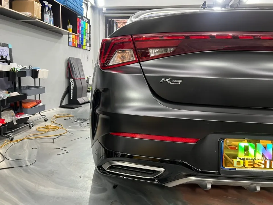 Kia K5のカーラッピング事例|サテンブラックの質感変化 施工写真 3-2