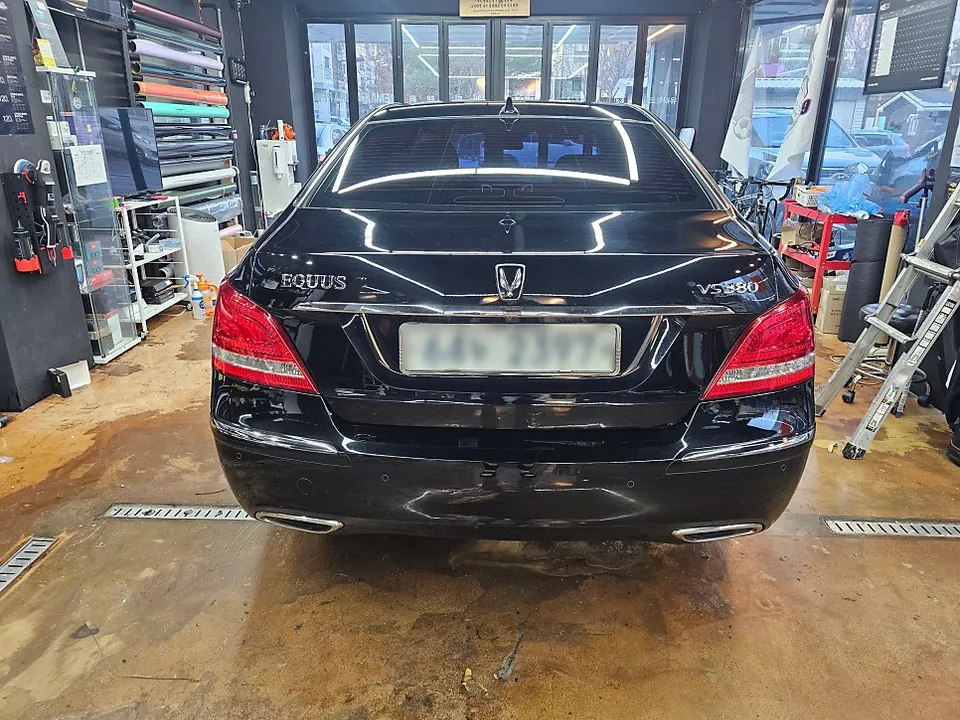 Hyundai Equusのカーラッピング事例|費用目安・仕上がり 施工写真 1-2