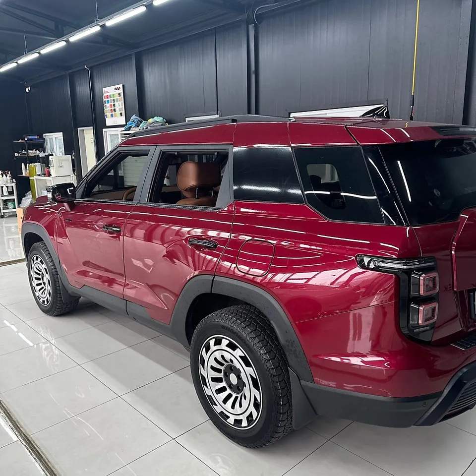 SsangYong Torresのカーラッピング事例:ハイグロスフィルムで高級感アップ 施工写真 2-1