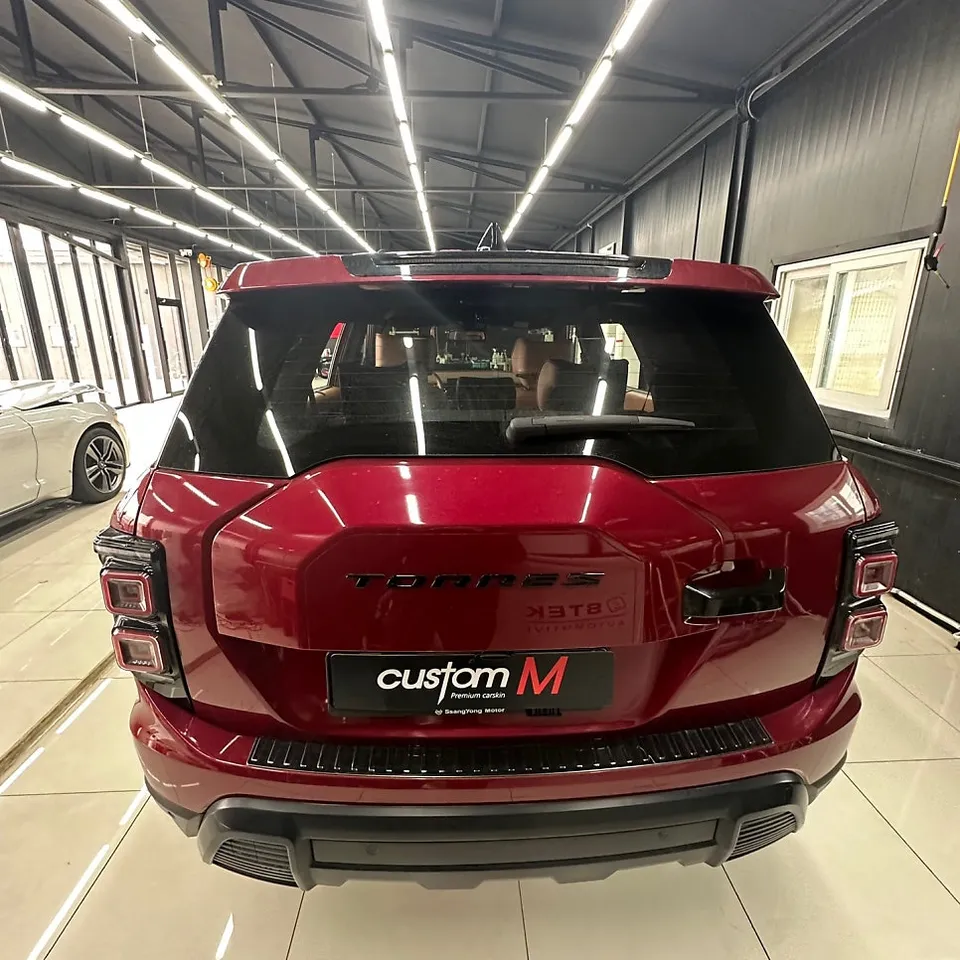 SsangYong Torresのカーラッピング事例:ハイグロスフィルムで高級感アップ 施工写真 3-1