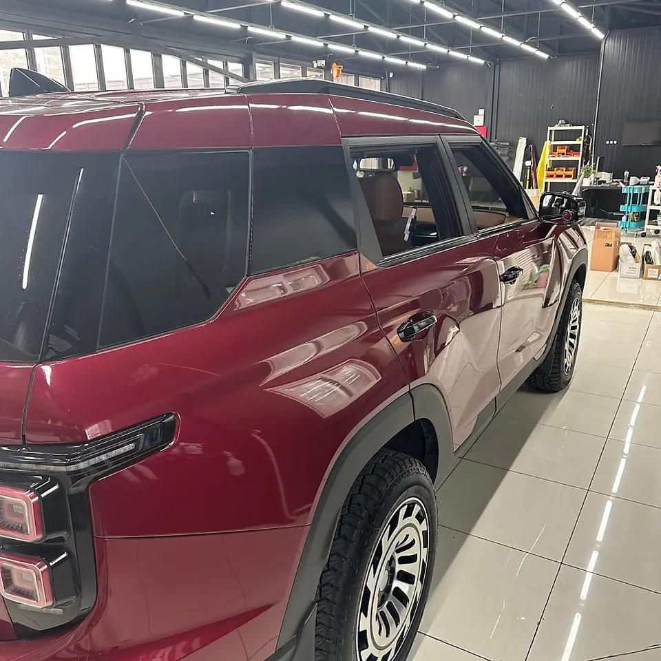 SsangYong Torresのカーラッピング事例:ハイグロスフィルムで高級感アップ 施工写真 1-2