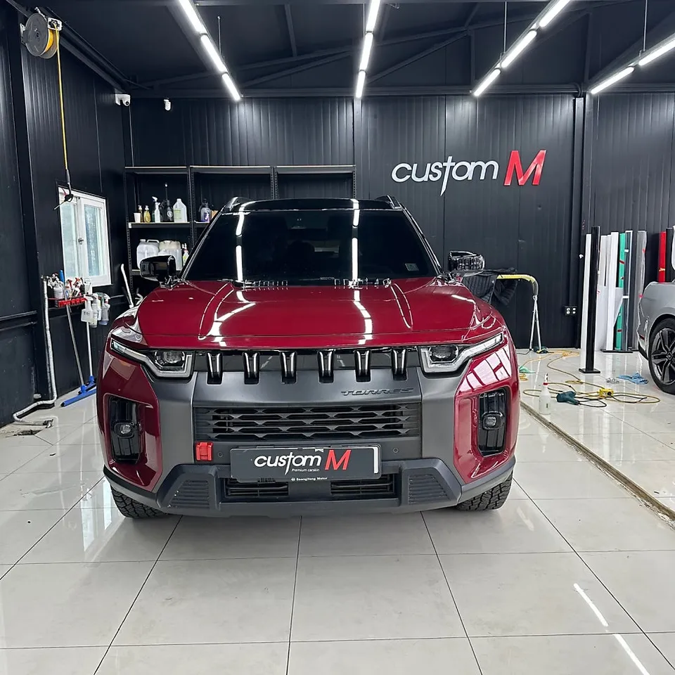 SsangYong Torresのカーラッピング事例:ハイグロスフィルムで高級感アップ 施工写真 3-2