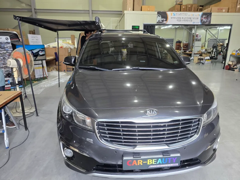 Kia Carnival KA4 ambient lighting - Kia Carnival KA4 Ambient Lighting Review — Enhanced Interior Mood photo 4