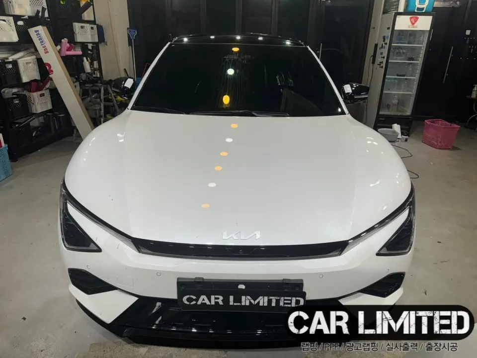 Kia EV6のカーラッピング事例|ピアノブラックのツートン施工 施工写真 4-2