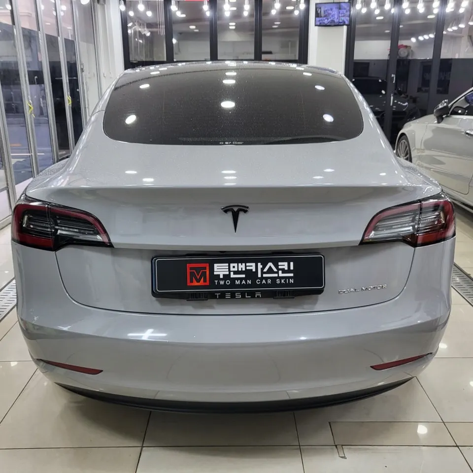 Tesla Model 3のカーラッピング事例：サクラピンクの全貌 施工写真 3-1