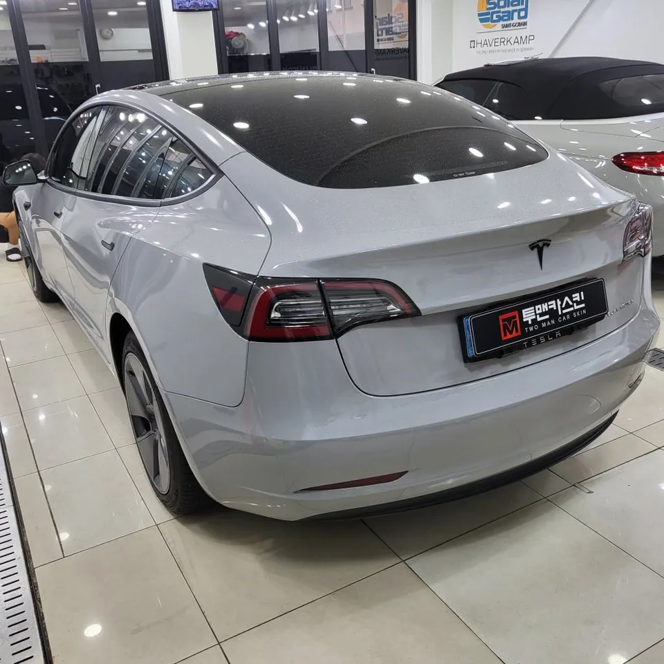 Tesla Model 3のカーラッピング事例：サクラピンクの全貌 施工写真 1-2