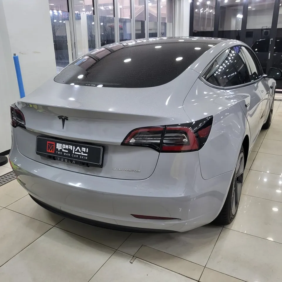 Tesla Model 3のカーラッピング事例：サクラピンクの全貌 施工写真 2-2