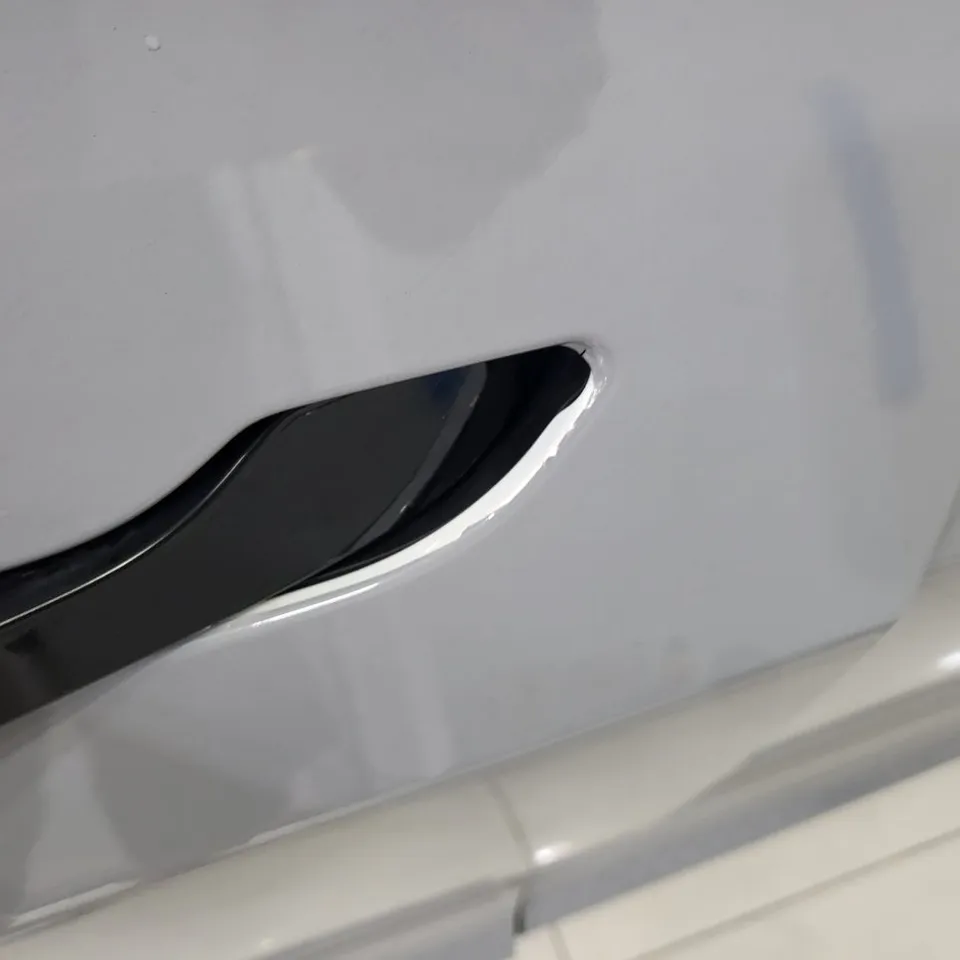 Tesla Model 3のカーラッピング事例：サクラピンクの全貌 施工写真 2-3