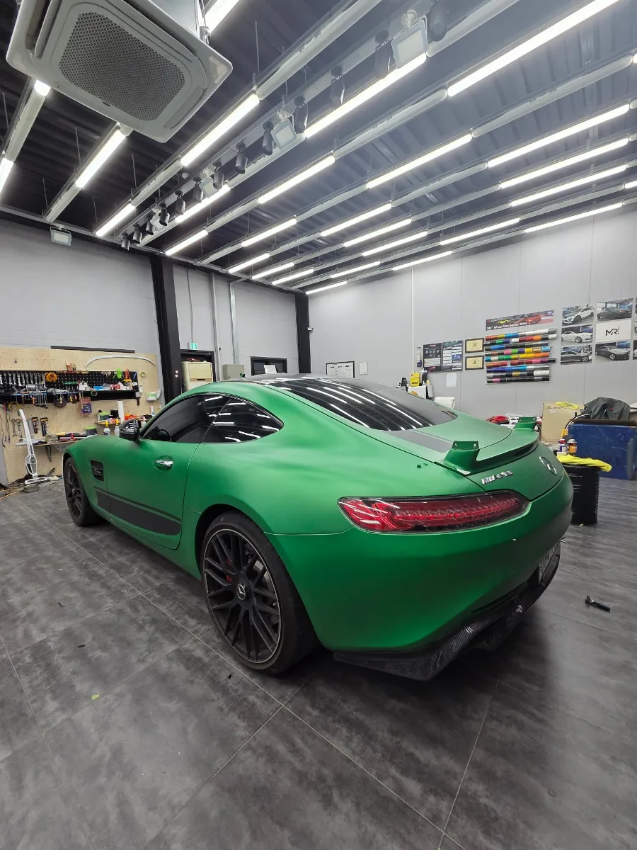 Mercedes-Benz AMG GTのカーラッピング事例|サテンシルバーへの変貌 施工写真 2-1
