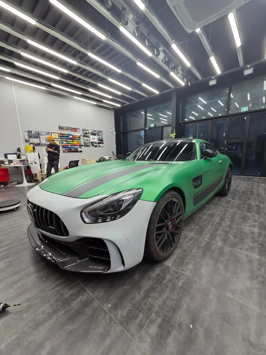 Mercedes-Benz AMG GTのカーラッピング事例|サテンシルバーへの変貌 施工写真 3-1