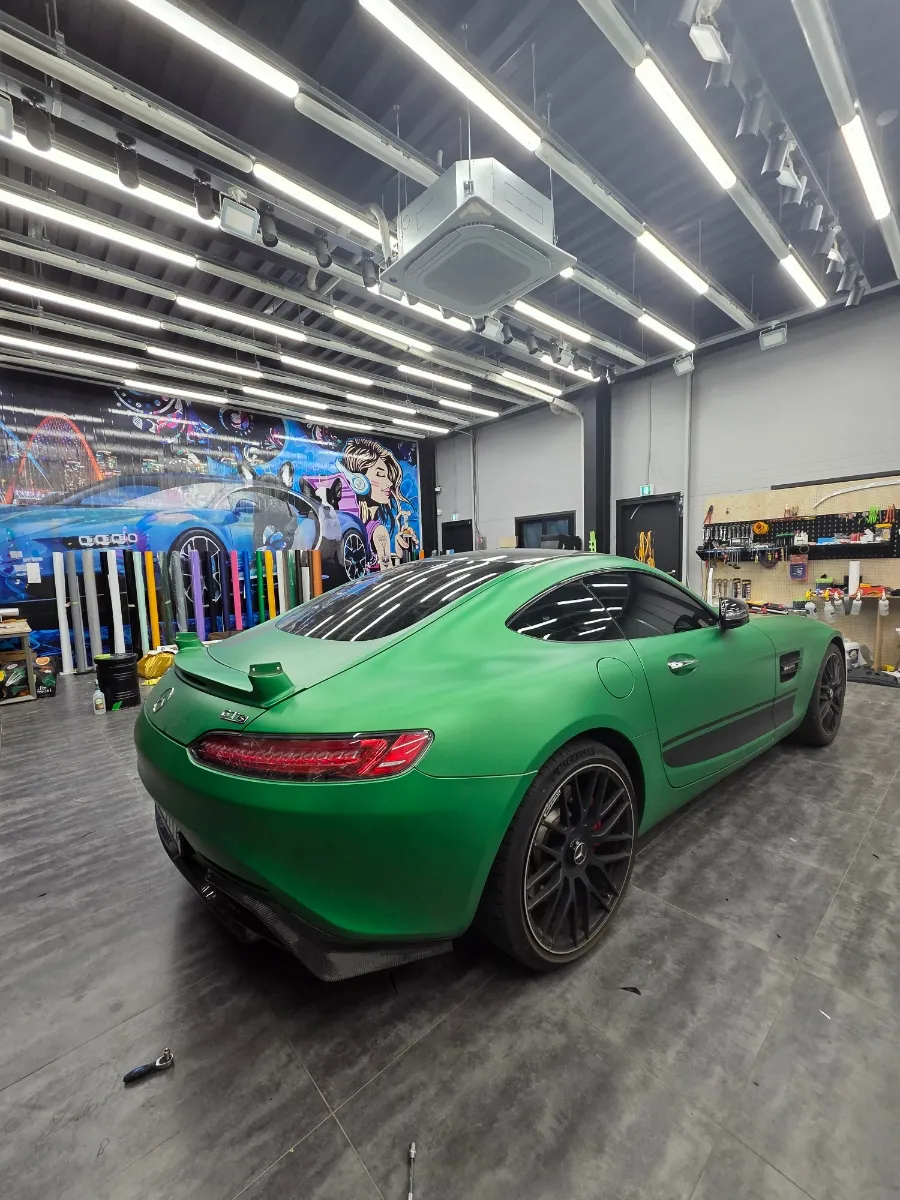 Mercedes-Benz AMG GTのカーラッピング事例|サテンシルバーへの変貌 施工写真 1-2