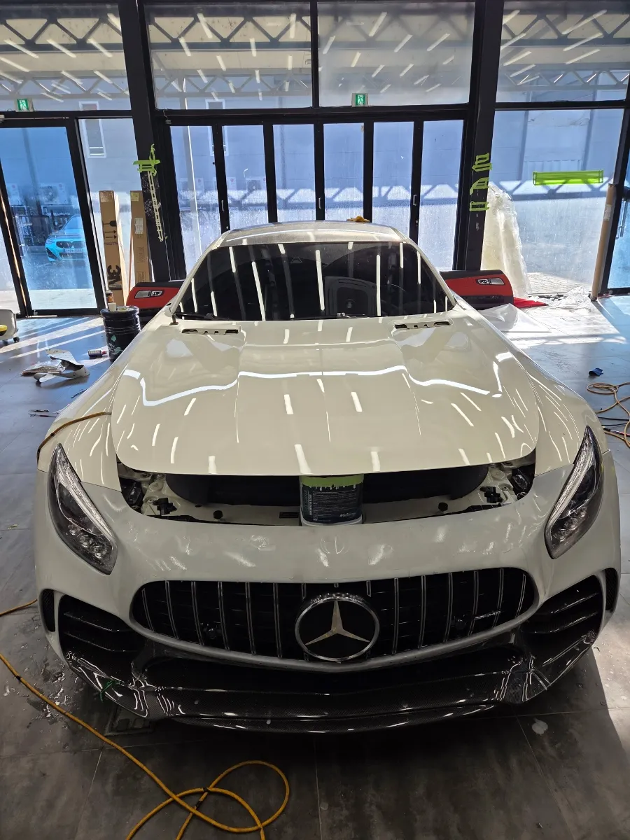 Mercedes-Benz AMG GTのカーラッピング事例|サテンシルバーへの変貌 施工写真 2-2