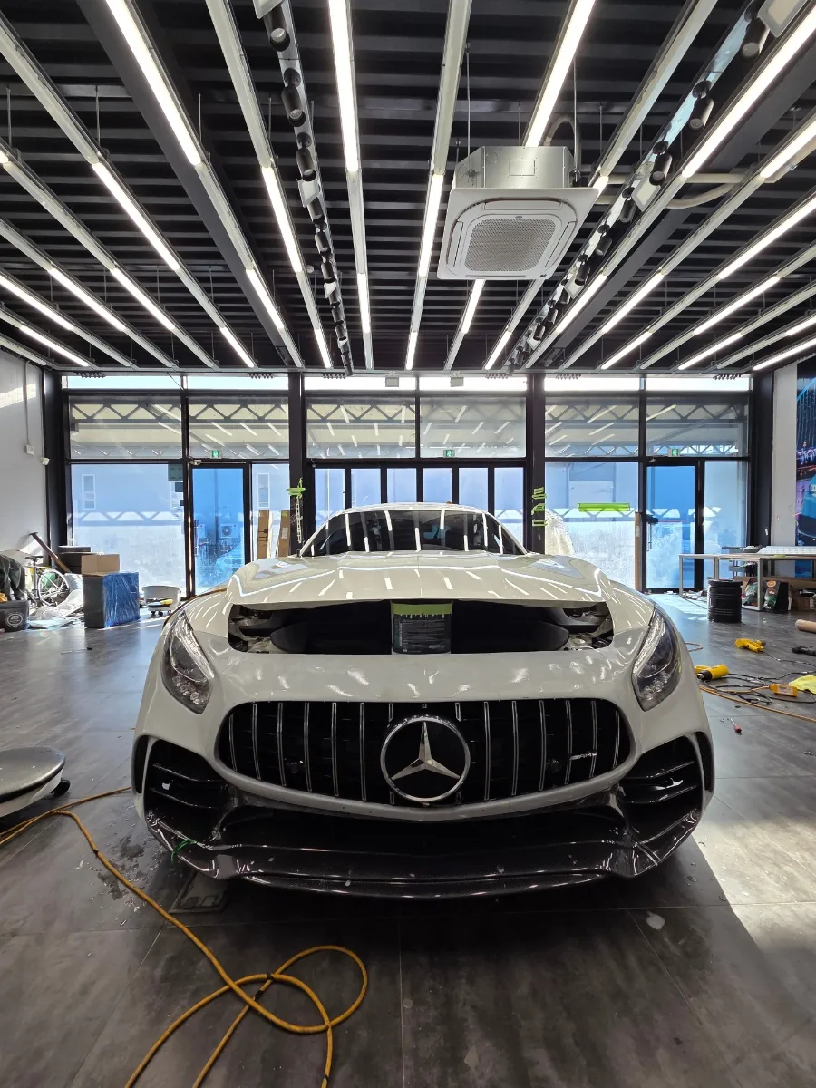 Mercedes-Benz AMG GTのカーラッピング事例|サテンシルバーへの変貌 施工写真 3-2
