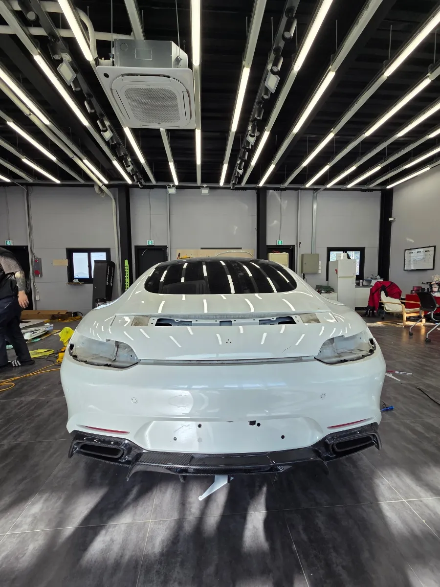 Mercedes-Benz AMG GTのカーラッピング事例|サテンシルバーへの変貌 施工写真 1-3