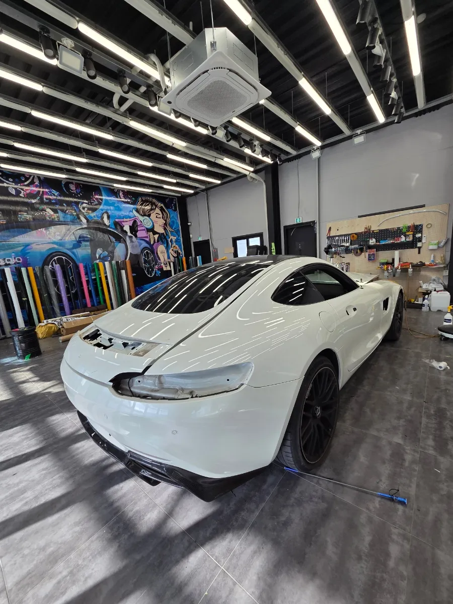 Mercedes-Benz AMG GTのカーラッピング事例|サテンシルバーへの変貌 施工写真 2-3