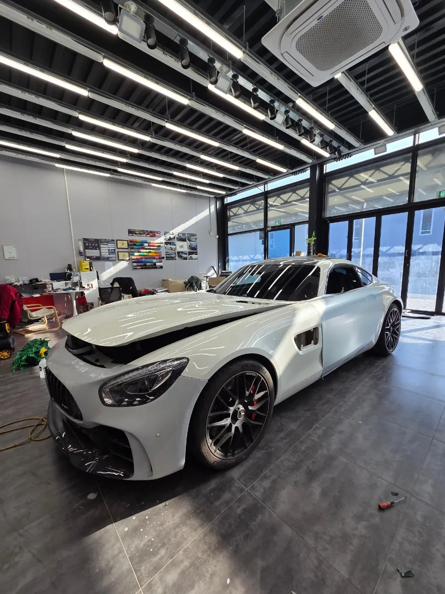 Mercedes-Benz AMG GTのカーラッピング事例|サテンシルバーへの変貌 施工写真 3-3