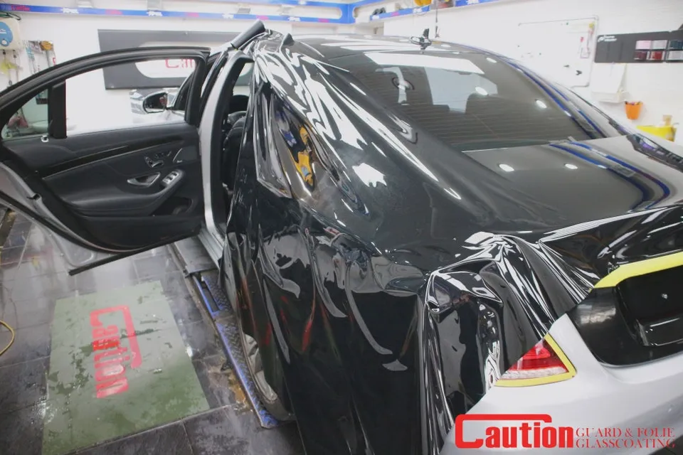 Mercedes-Benz S500のカーラッピング事例｜高光沢ブラック 施工写真 2-2