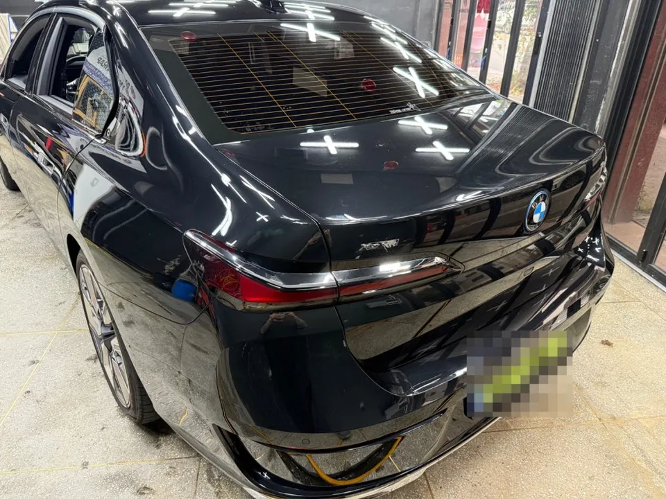 BMW 7 Seriesのカーラッピング事例|費用目安・仕上がり 施工写真 1-2