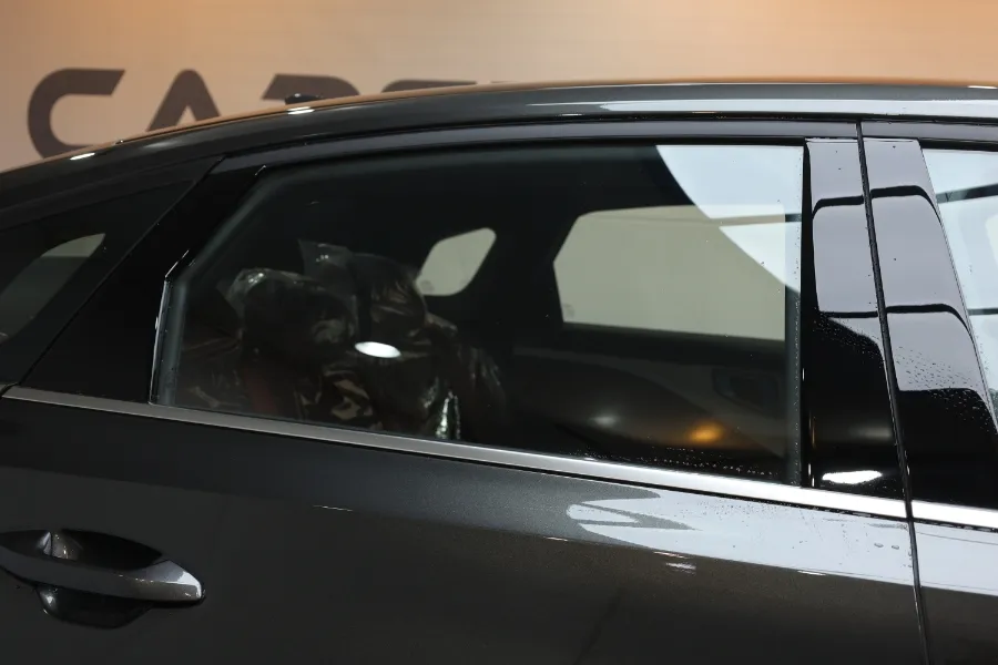 Kia K8のカーフィルム施工事例|断熱・スモーク効果 施工写真 1-2
