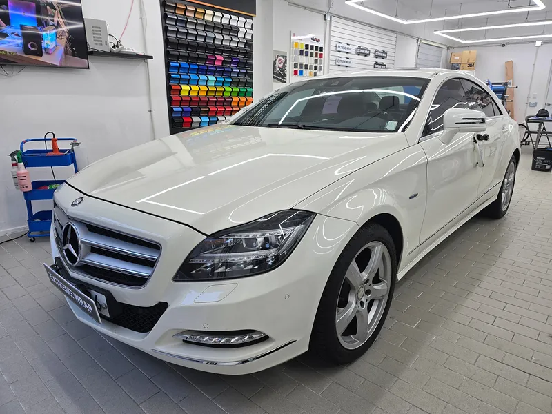 Mercedes-Benz CLSのカーラッピング事例|サテンパールホワイト 施工写真 1-1