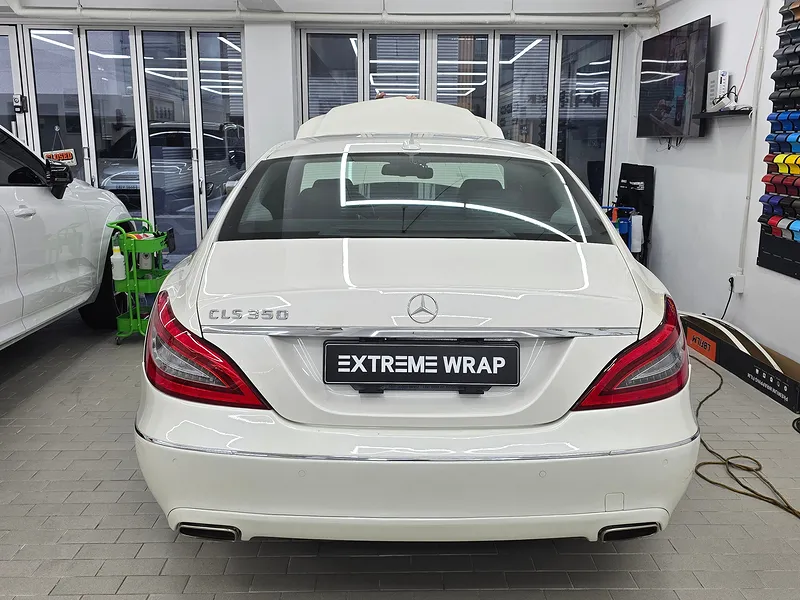 Mercedes-Benz CLSのカーラッピング事例|サテンパールホワイト 施工写真 2-1