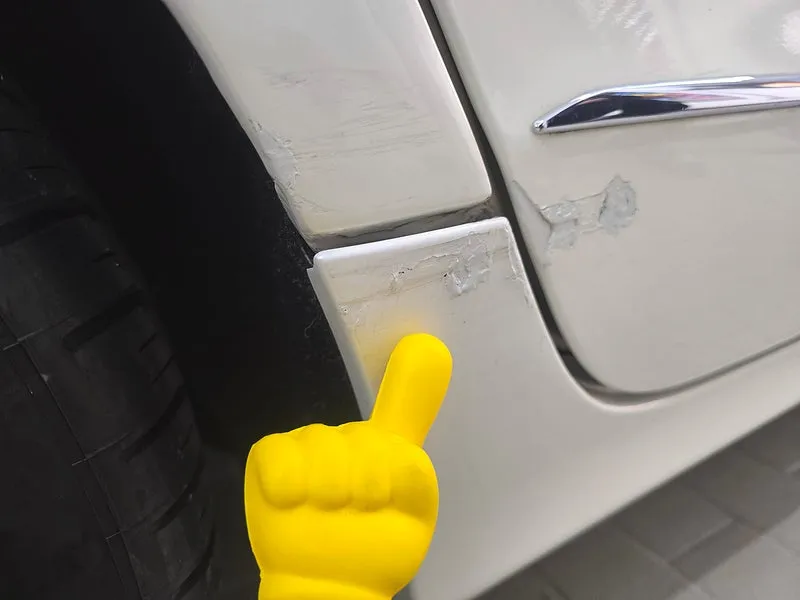 Mercedes-Benz CLSのカーラッピング事例|サテンパールホワイト 施工写真 3-1