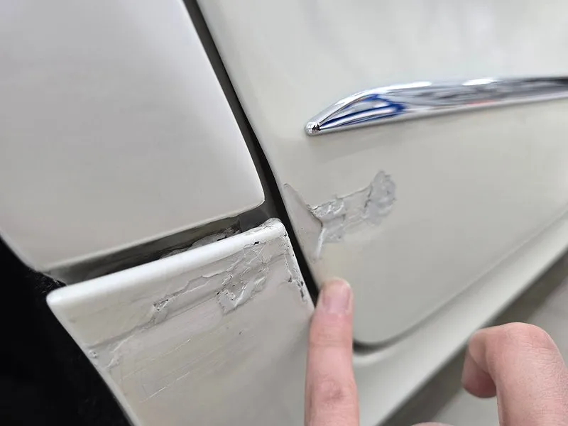 Mercedes-Benz CLSのカーラッピング事例|サテンパールホワイト 施工写真 1-2