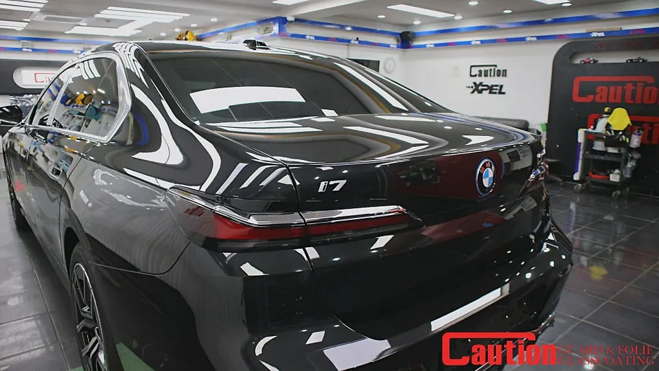 BMW i7のカーラッピング事例|シャンパンゴールドで個性を演出 施工写真 2-1