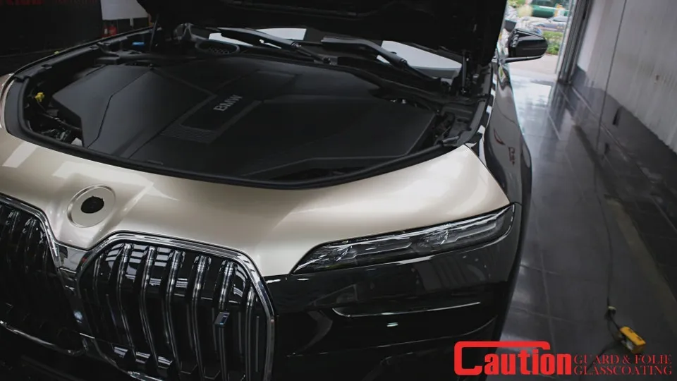 BMW i7のカーラッピング事例|シャンパンゴールドで個性を演出 施工写真 3-2