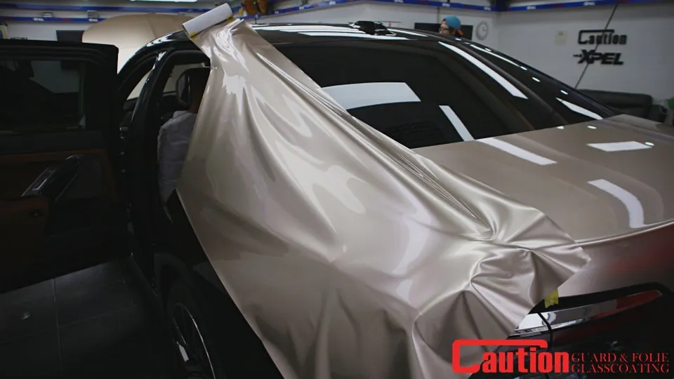 BMW i7のカーラッピング事例|シャンパンゴールドで個性を演出 施工写真 1-3