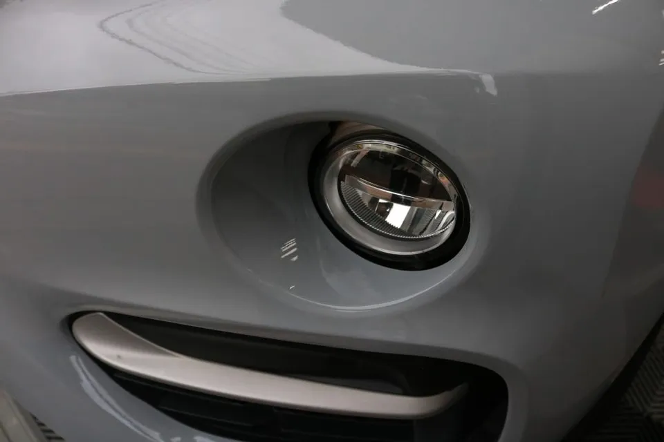 BMW X6のカーラッピング事例|クールグレーで雰囲気を変える 施工写真 3-2