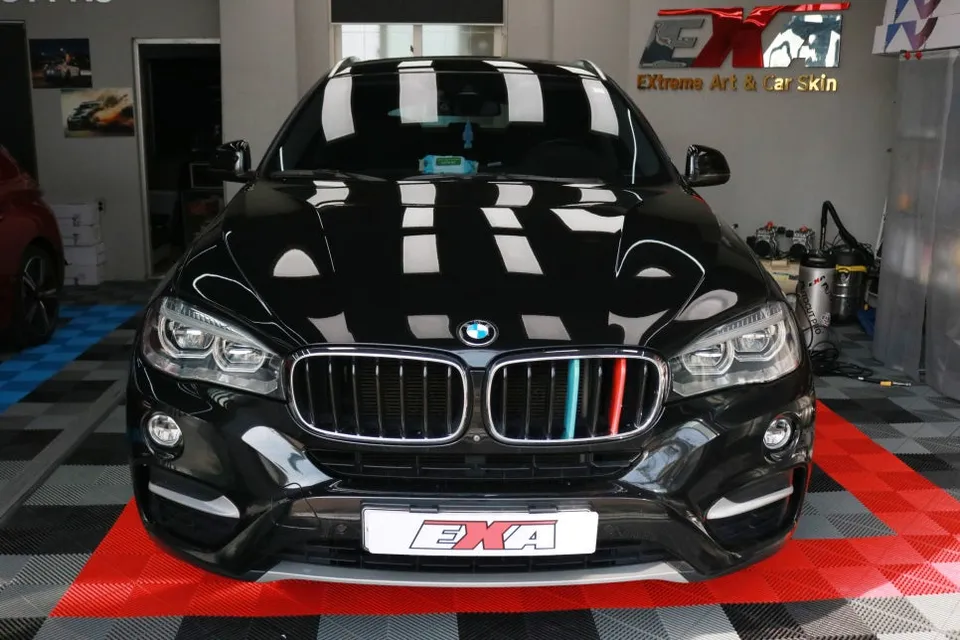 BMW X6のカーラッピング事例|クールグレーで雰囲気を変える 施工写真 1-3