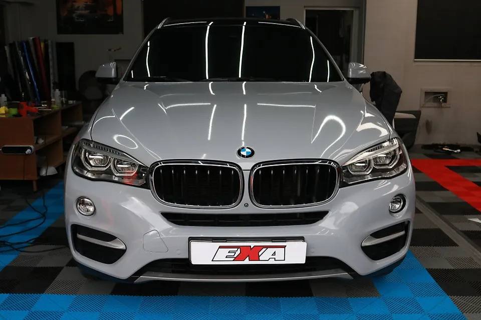BMW X6のカーラッピング事例|クールグレーで雰囲気を変える 施工写真 2-3