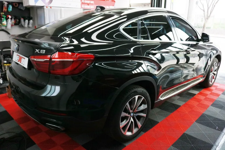 BMW X6のカーラッピング事例|クールグレーで雰囲気を変える 施工写真 3-3