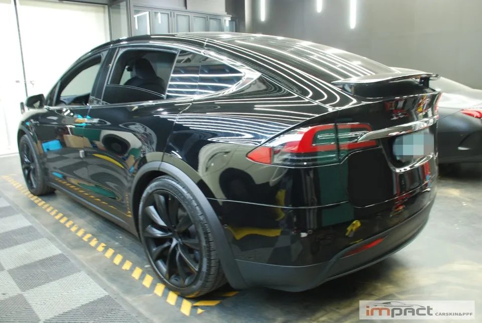 Tesla Model Xのカーラッピング事例｜オールブラック化 施工写真 3-1