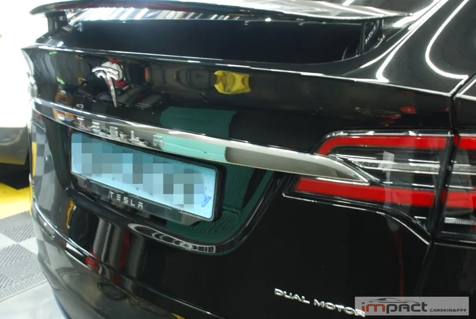 Tesla Model Xのカーラッピング事例｜オールブラック化 施工写真 1-2