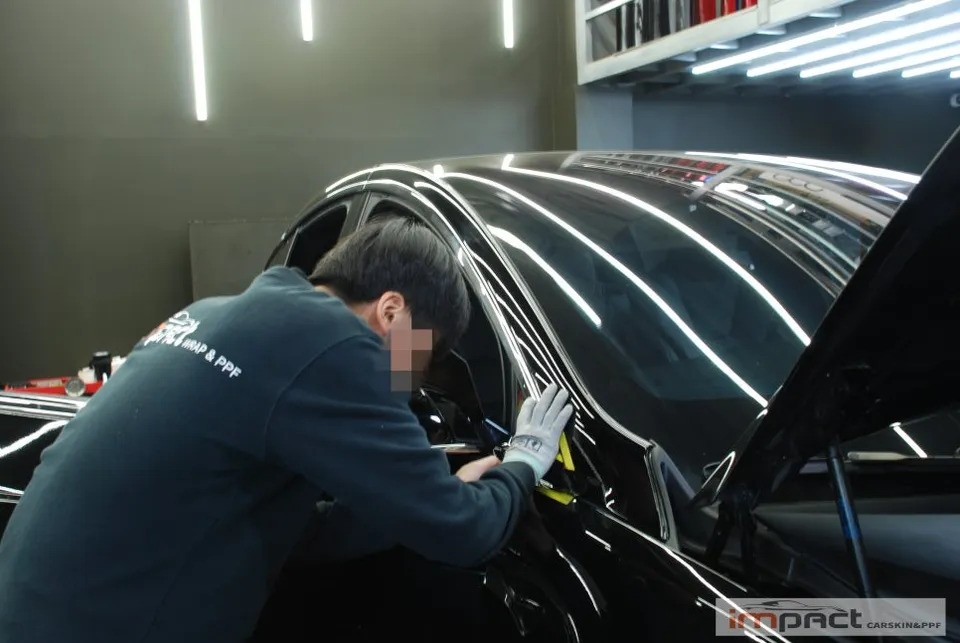 Tesla Model Xのカーラッピング事例｜オールブラック化 施工写真 3-2