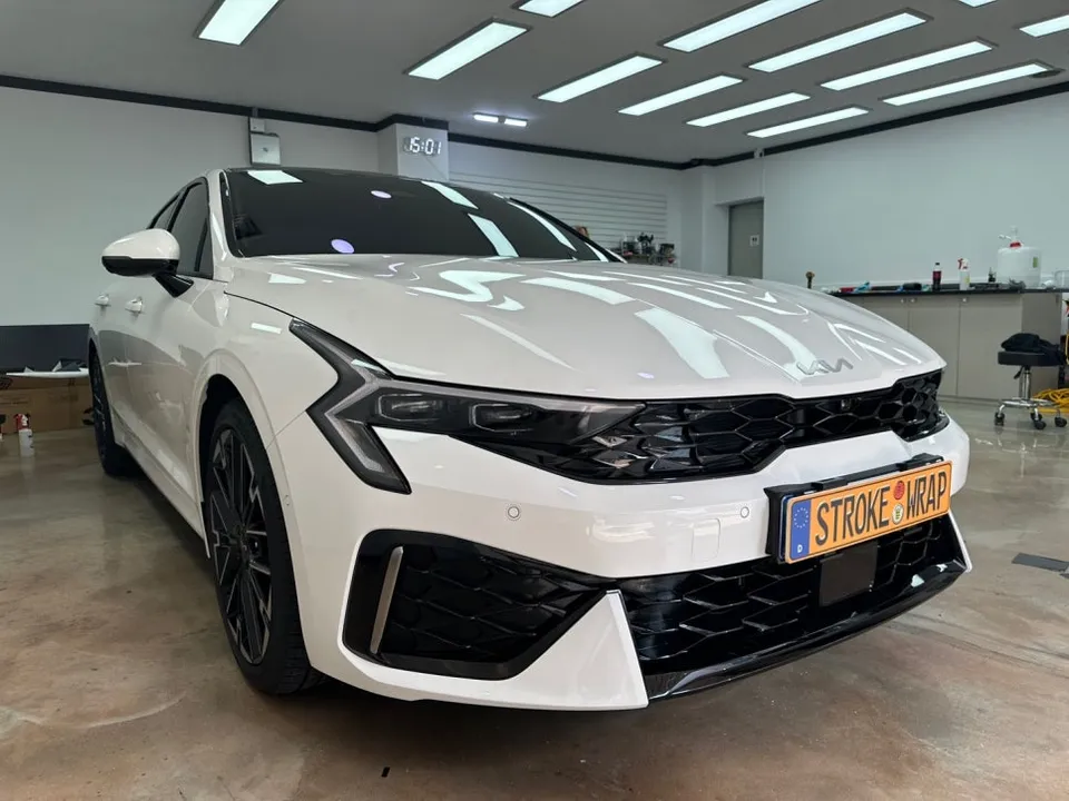 Kia K5 DL3のカーラッピング事例|ブラックで個性をプラス 施工写真 1-1