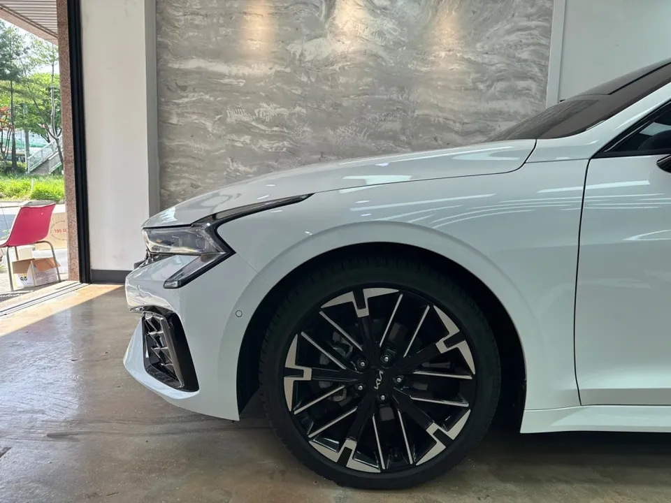 Kia K5 DL3のカーラッピング事例|ブラックで個性をプラス 施工写真 2-1