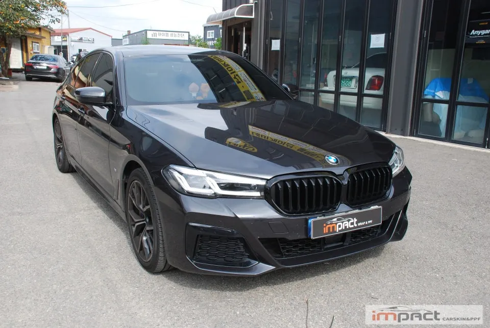 BMW 5 Seriesのカーラッピング事例|費用目安・仕上がり 施工写真 2-2
