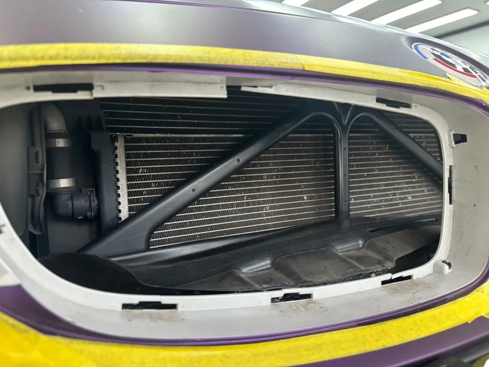 BMW M4 F82 ストラットバー ポイントラッピング事例 施工写真 1-2