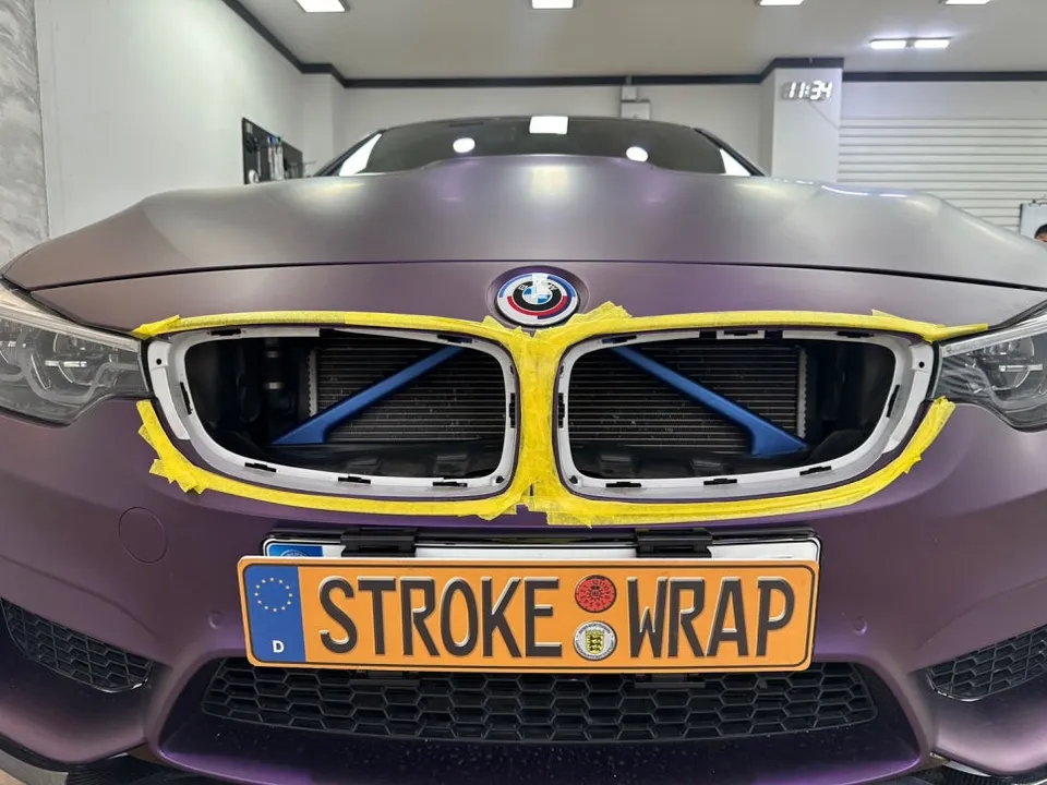 BMW M4 F82 ストラットバー ポイントラッピング事例 施工写真 3-2