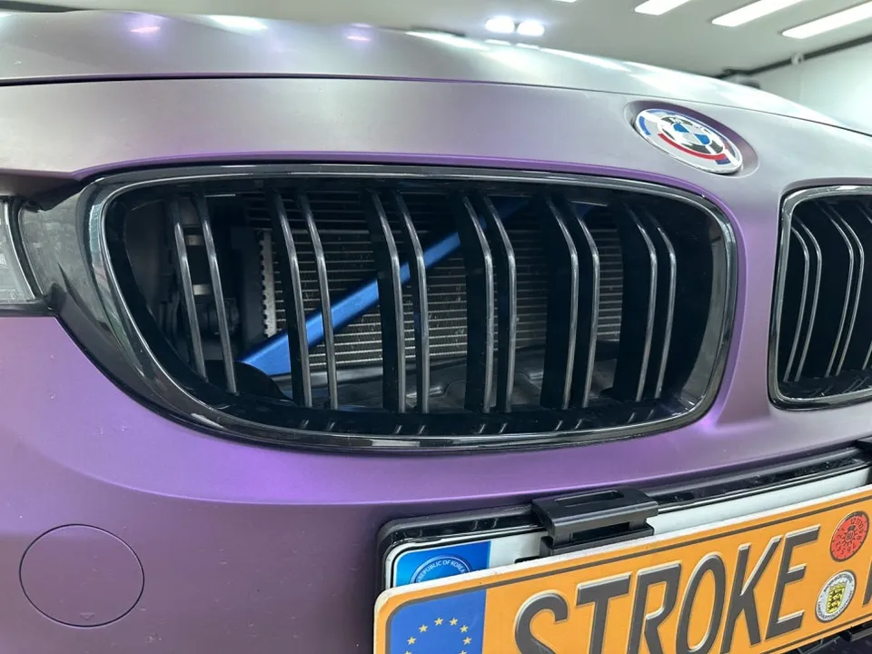 BMW M4 F82 ストラットバー ポイントラッピング事例 施工写真 1-3