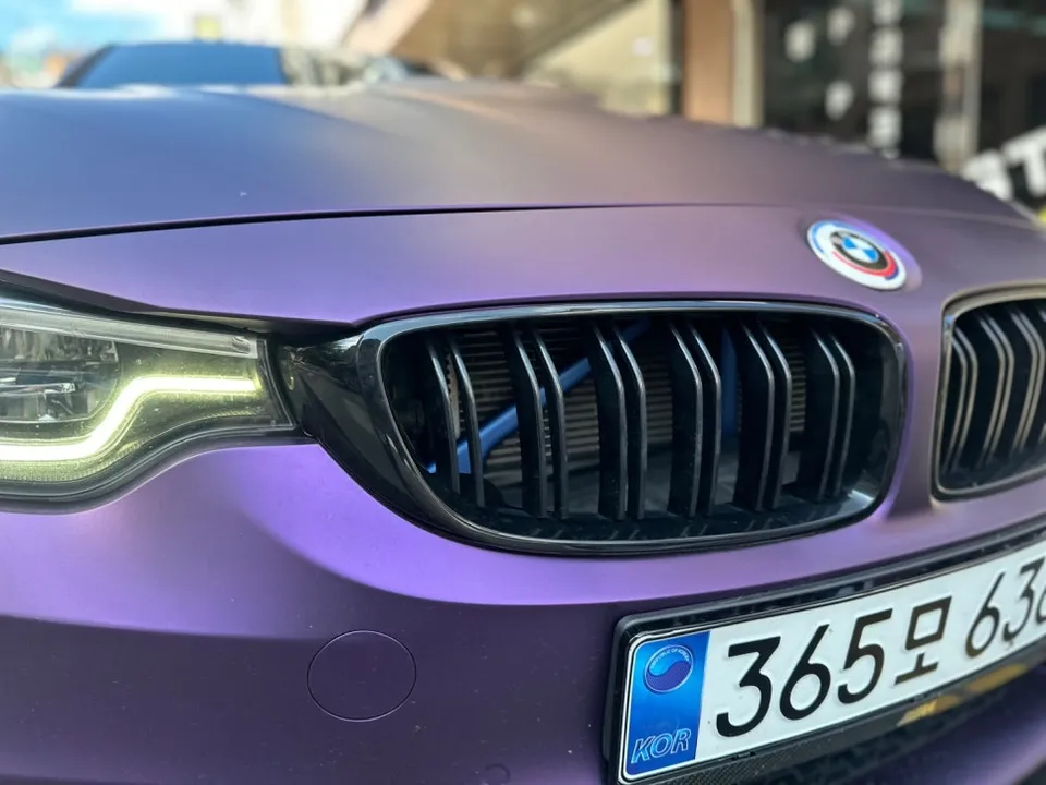 BMW M4 F82 ストラットバー ポイントラッピング事例 施工写真 2-3