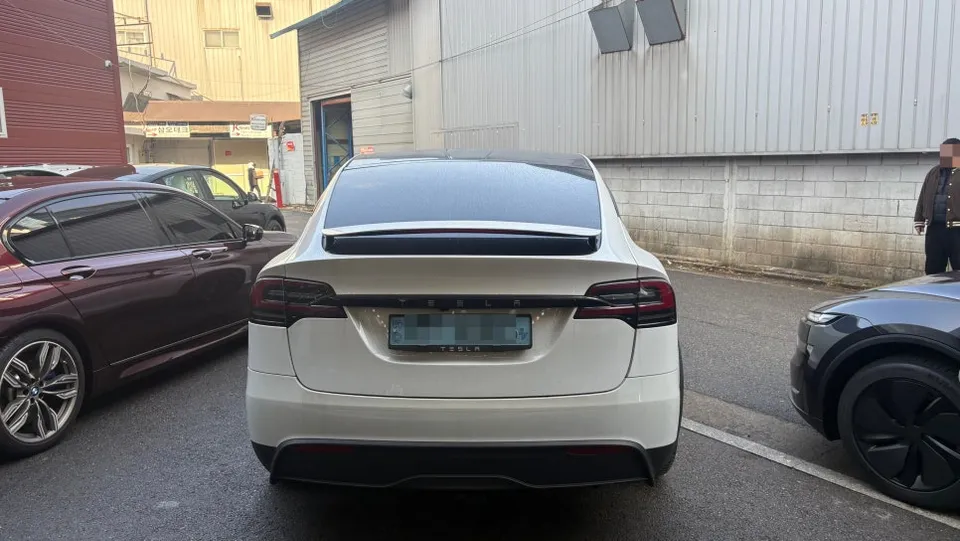 Tesla Model X vinyl wrap - Tesla Model X Vinyl Wrap Review: High Gloss Color Change photo 3