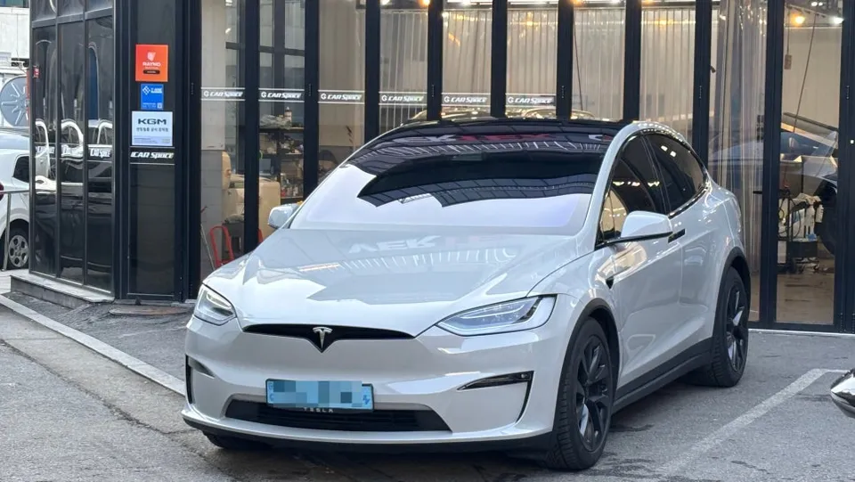 Tesla Model X vinyl wrap - Tesla Model X Vinyl Wrap Review: High Gloss Color Change photo 4