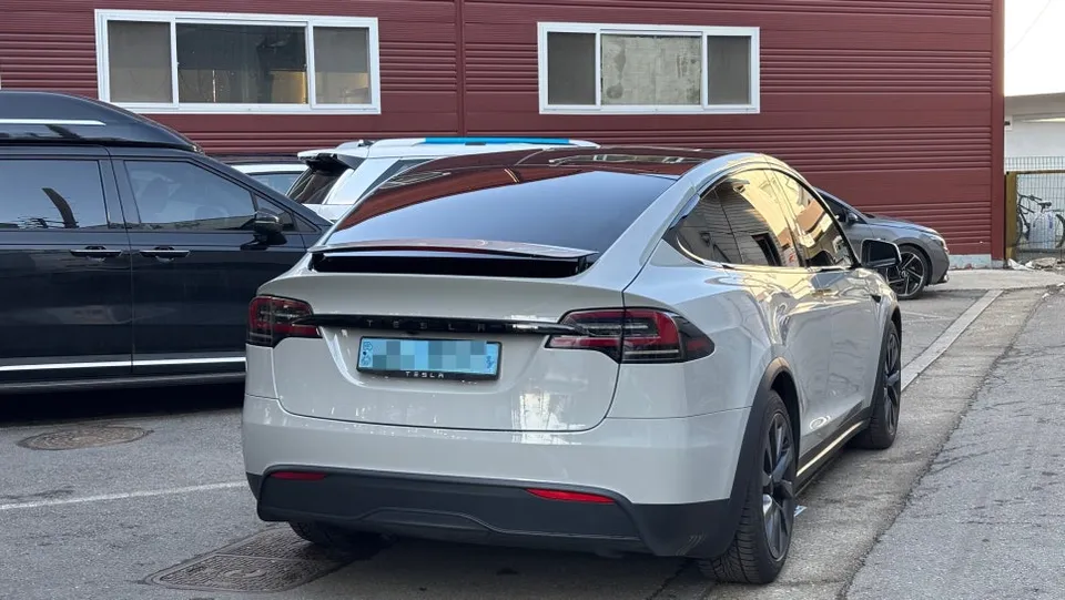 Tesla Model X vinyl wrap - Tesla Model X Vinyl Wrap Review: High Gloss Color Change photo 5