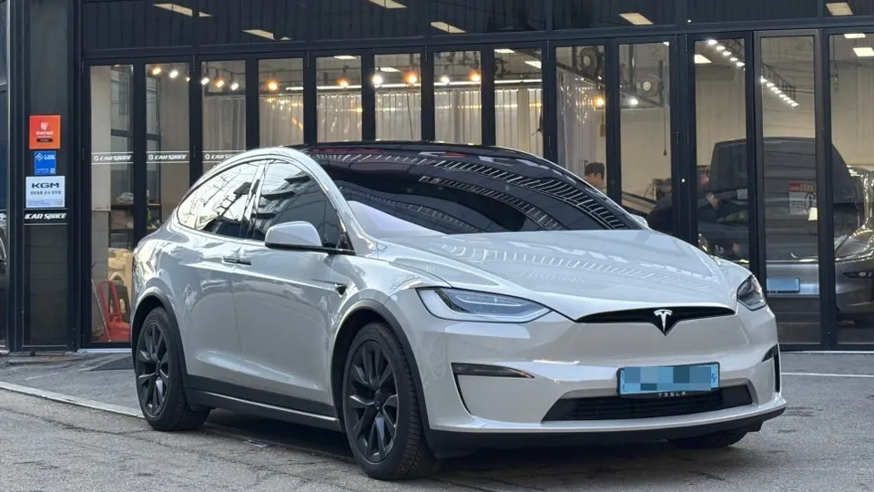 Tesla Model X vinyl wrap - Tesla Model X Vinyl Wrap Review: High Gloss Color Change photo 8