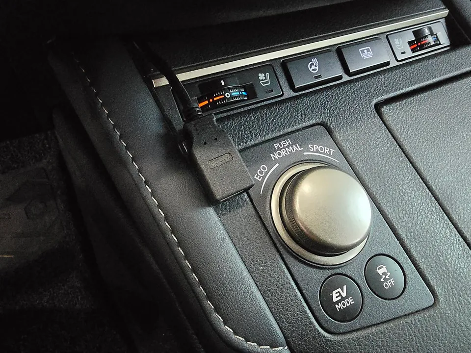 Lexus ESのAndroid Auto・CarPlay取付事例 施工写真 3-2
